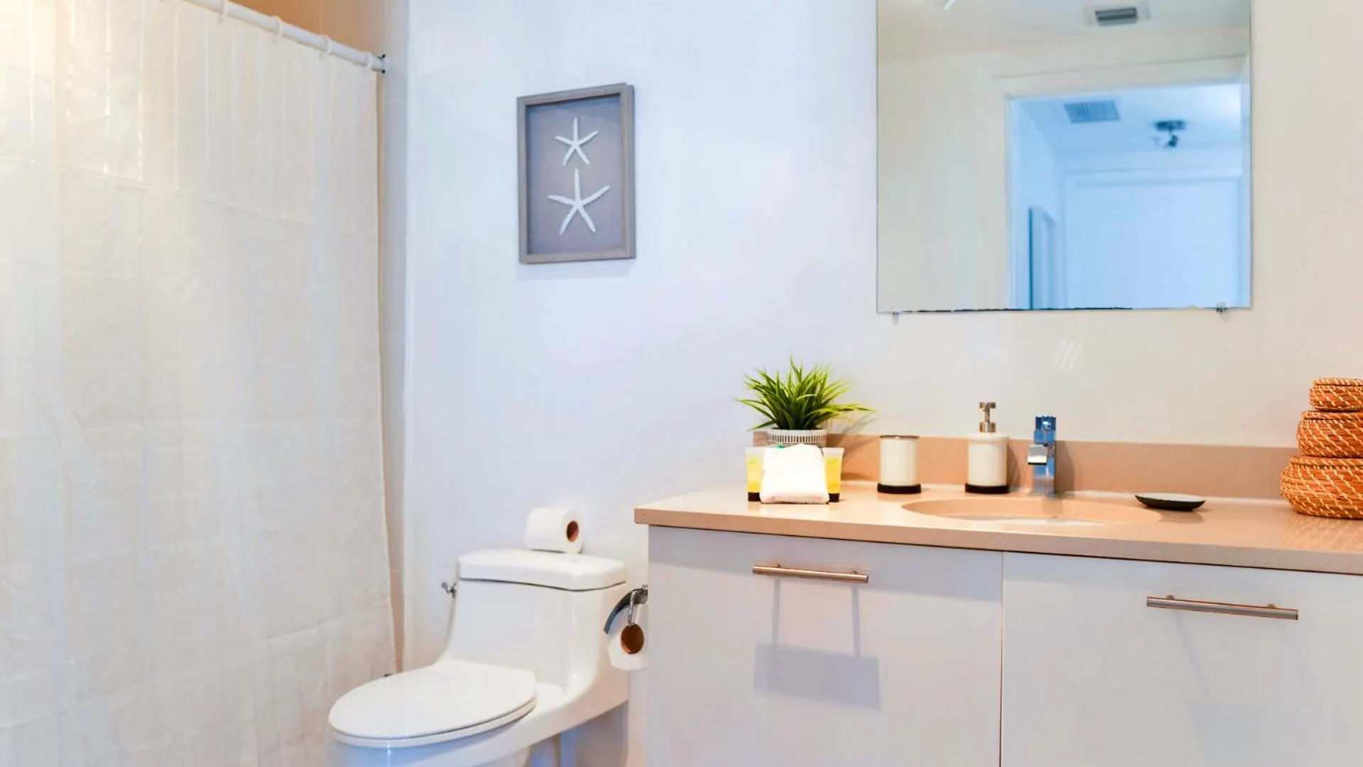 Midblock - Views, Pool & Balcony! Appartamento *