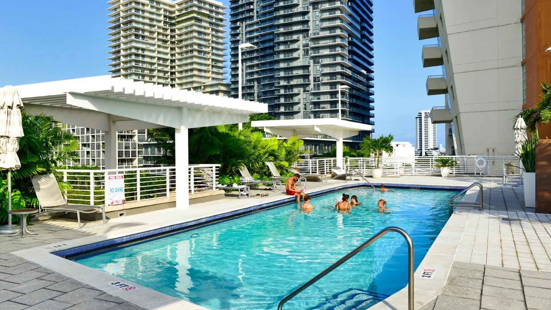 Midblock - Views, Pool & Balcony! * Miami