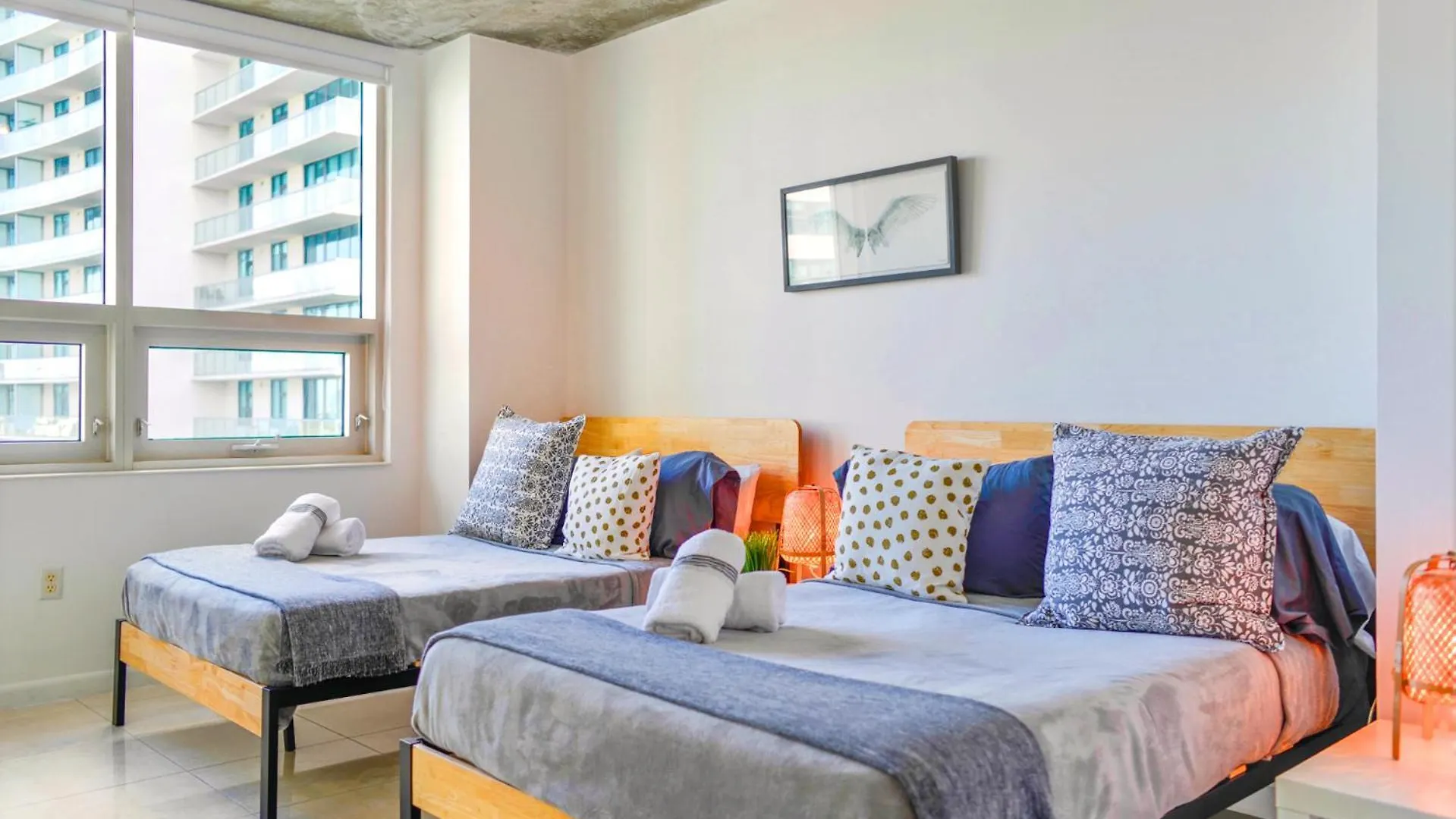 Midblock - Views, Pool & Balcony! * Miami