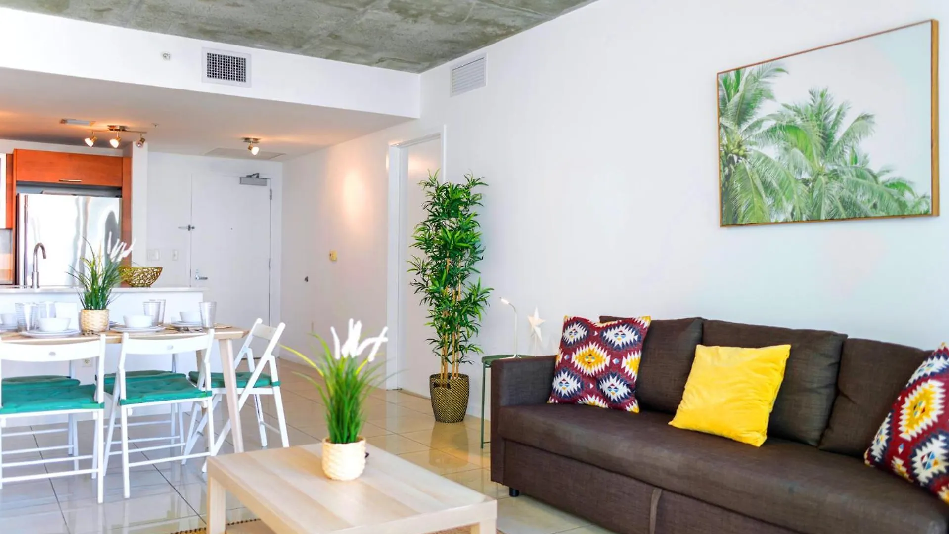 Midblock - Views, Pool & Balcony! Appartamento Miami
