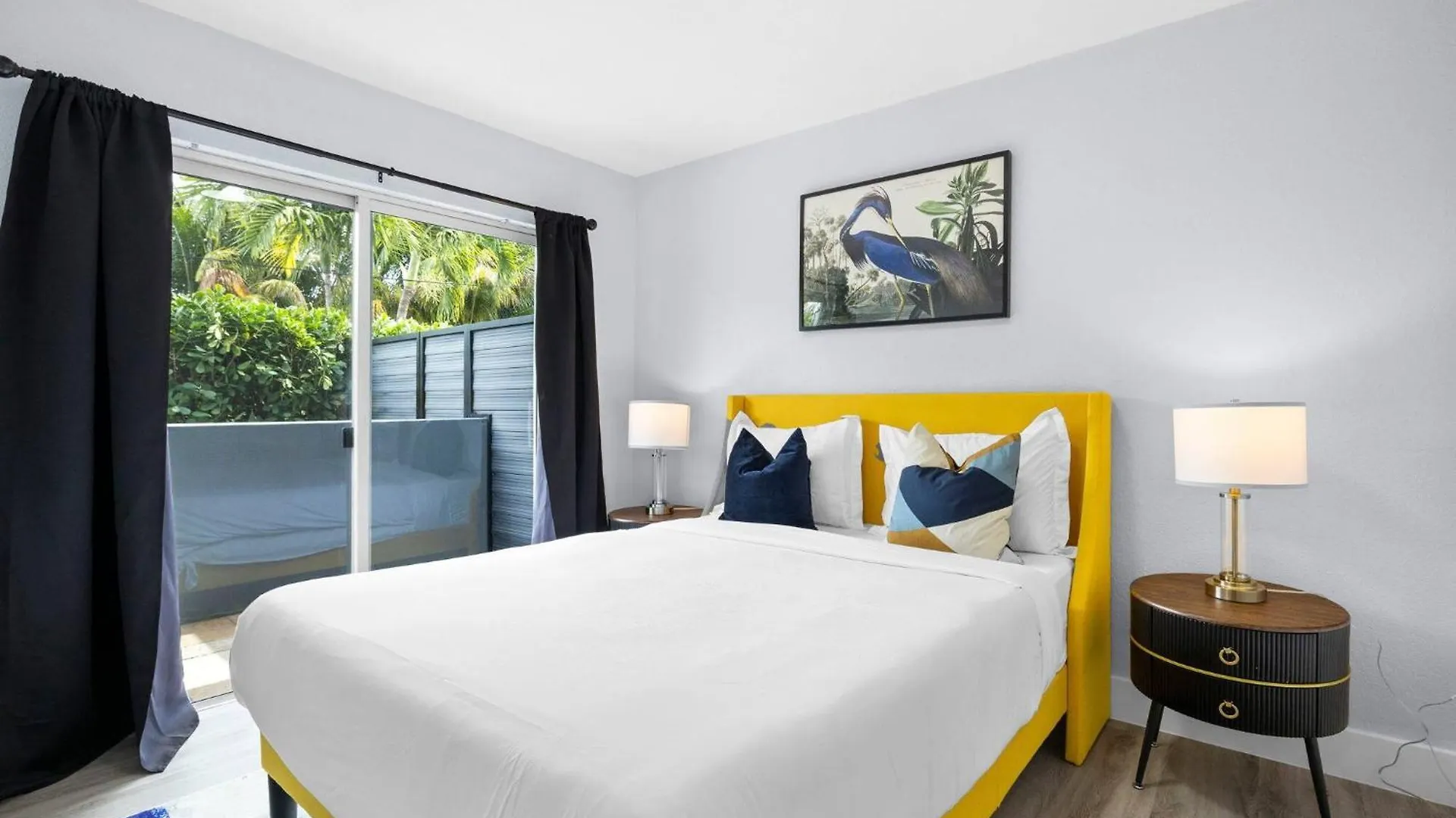 בית נופש Walk To Coral Gables | Sleep 8| Free Package מיאמי