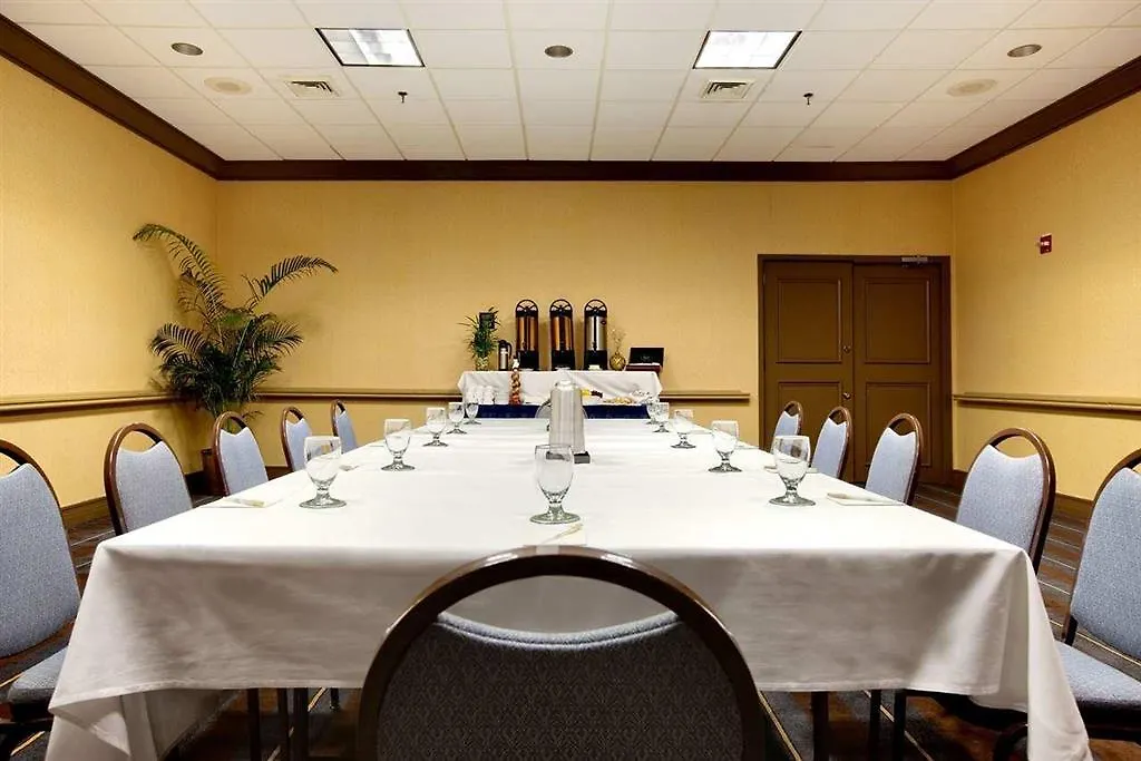 Otel Doubletree By Hilton Airport & Convention Center 4*