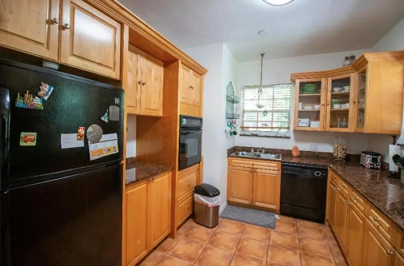 בית נופש Mid Town Hippie House By The Bay