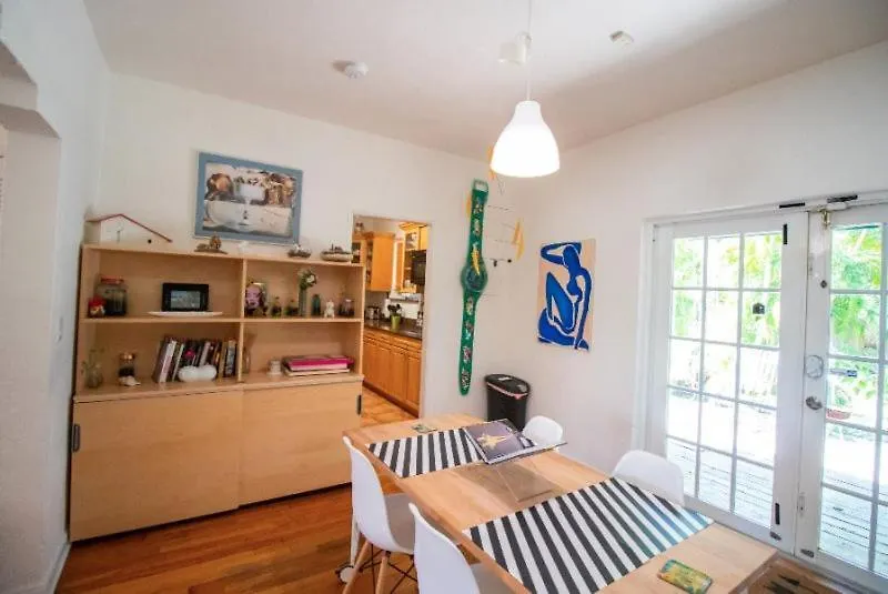 בית נופש Mid Town Hippie House By The Bay