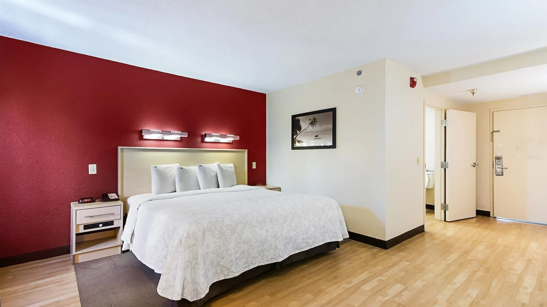 Hotel Red Roof Airport 2*