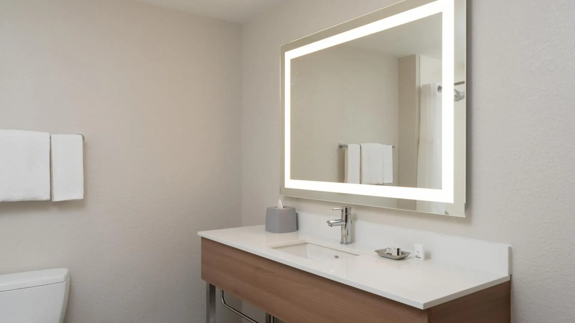 Express Miami Airport-blue Lagoon Area By Ihg Hotel