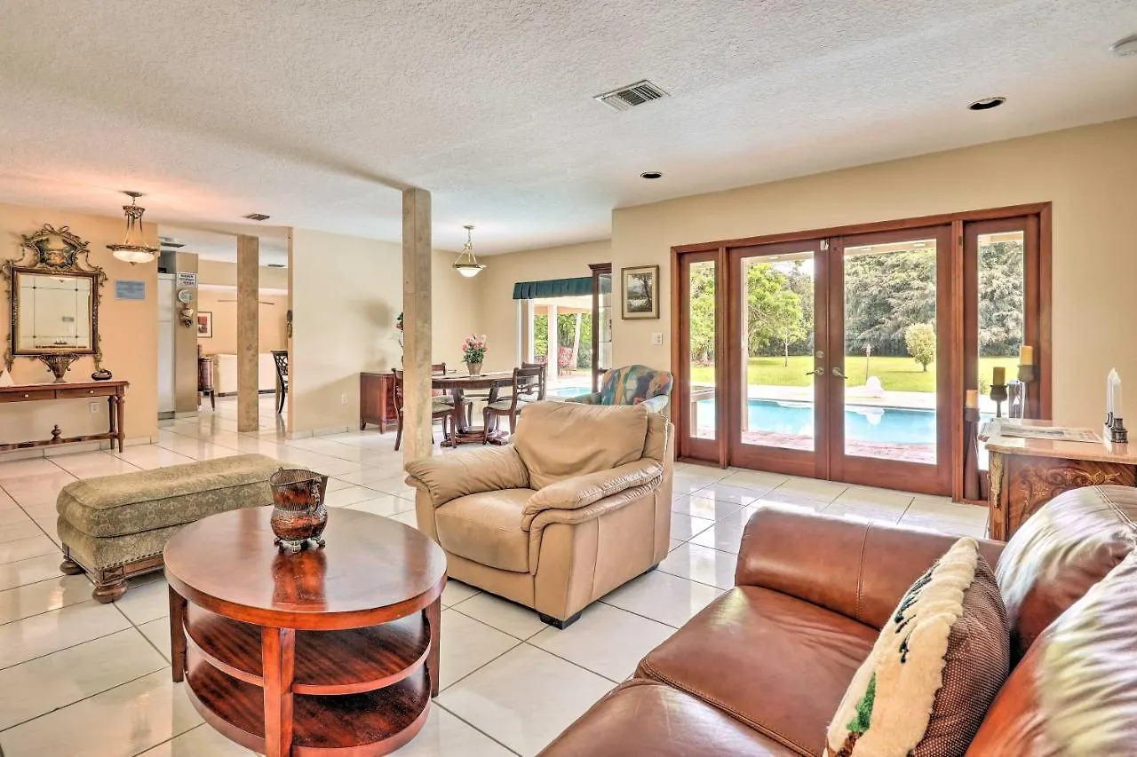 With Pool In Upscale Pinecrest Village Holiday home