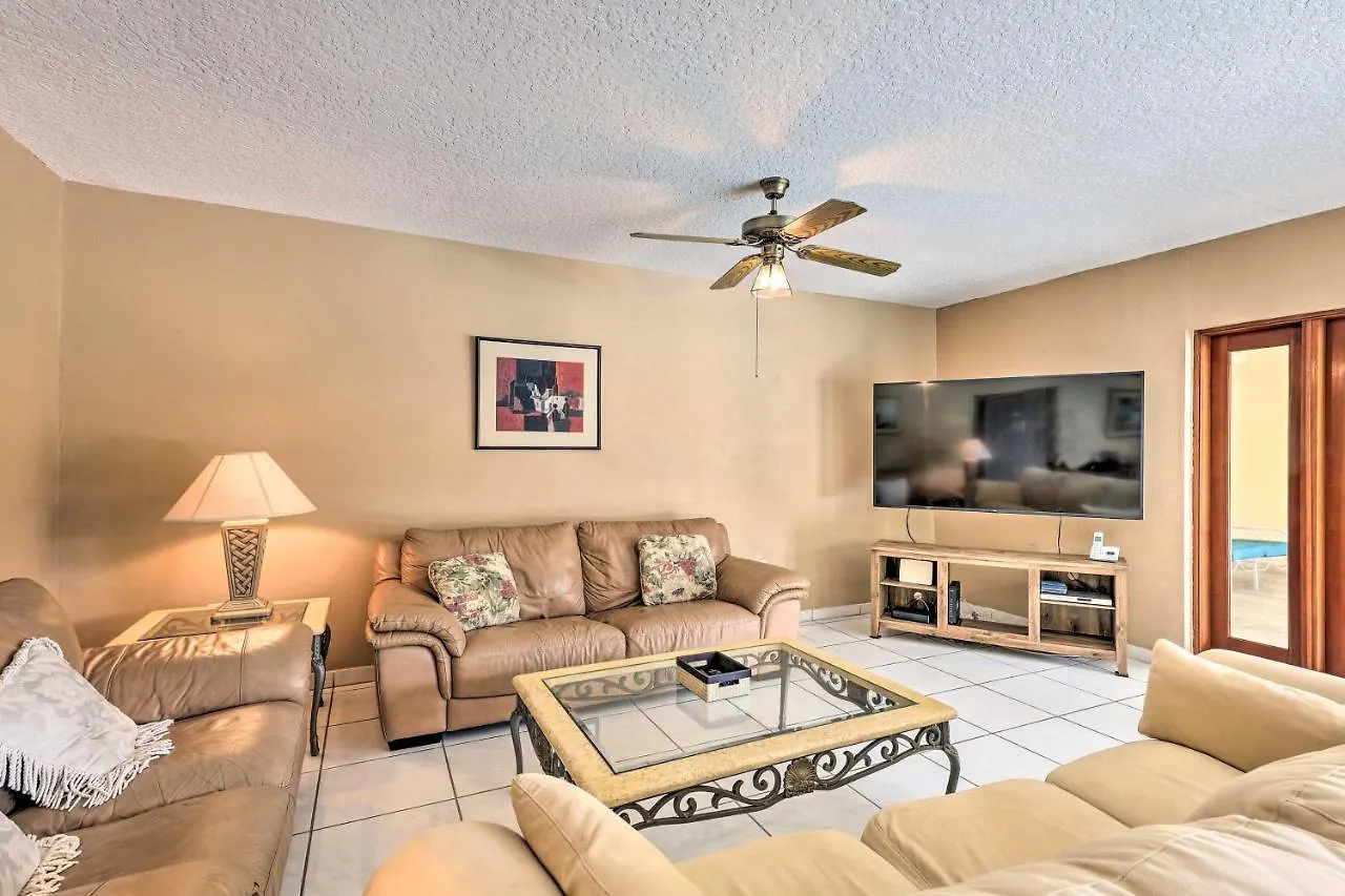 With Pool In Upscale Pinecrest Village Holiday home