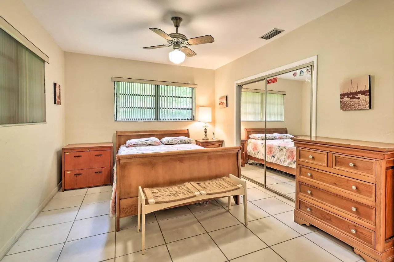 With Pool In Upscale Pinecrest Village Holiday home *