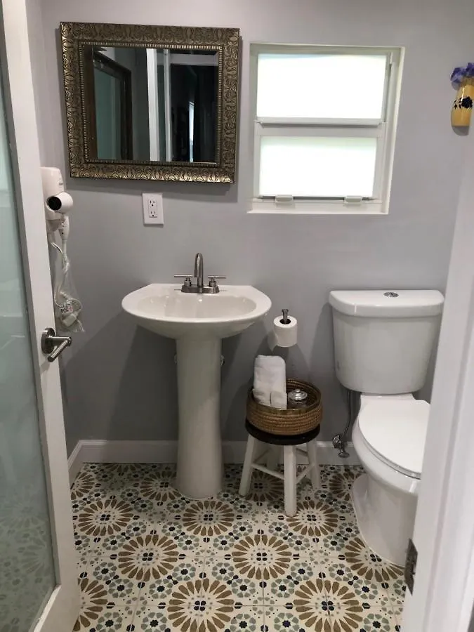 Private And Secluded In Little Havana - 6v