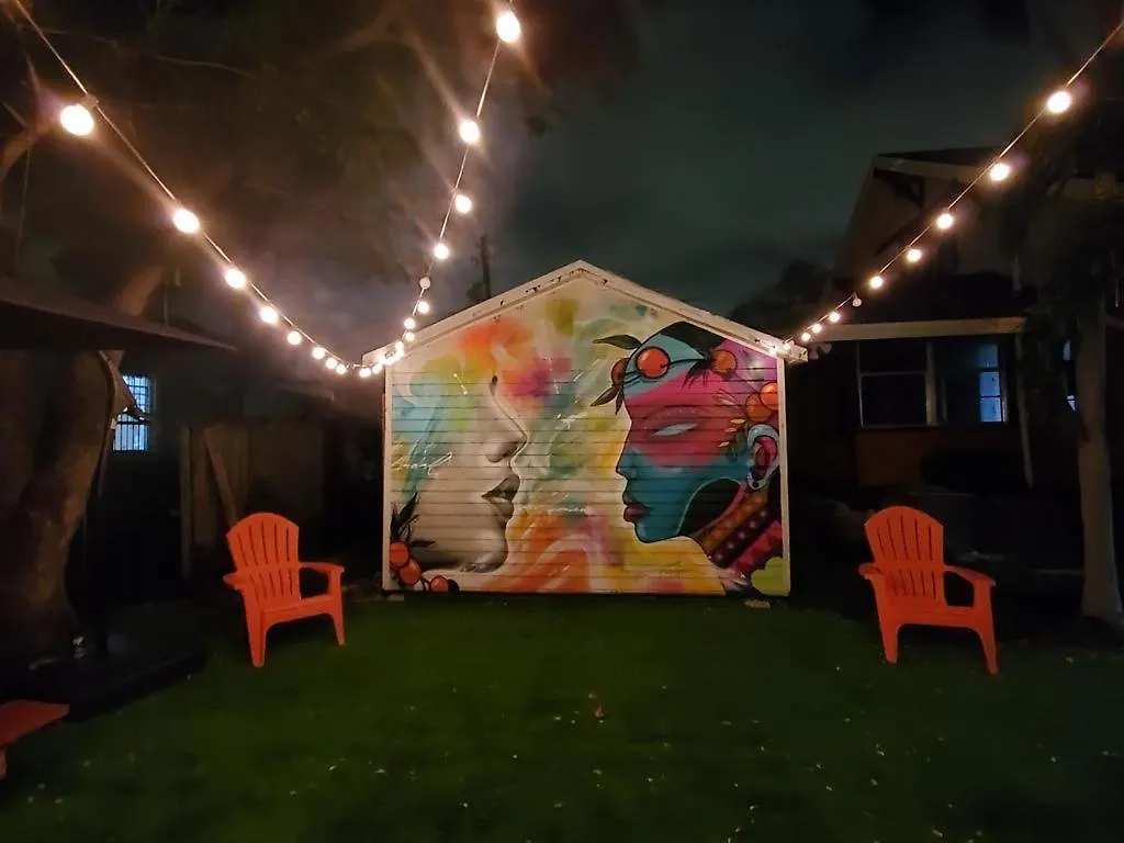 אכסניה The Color House *