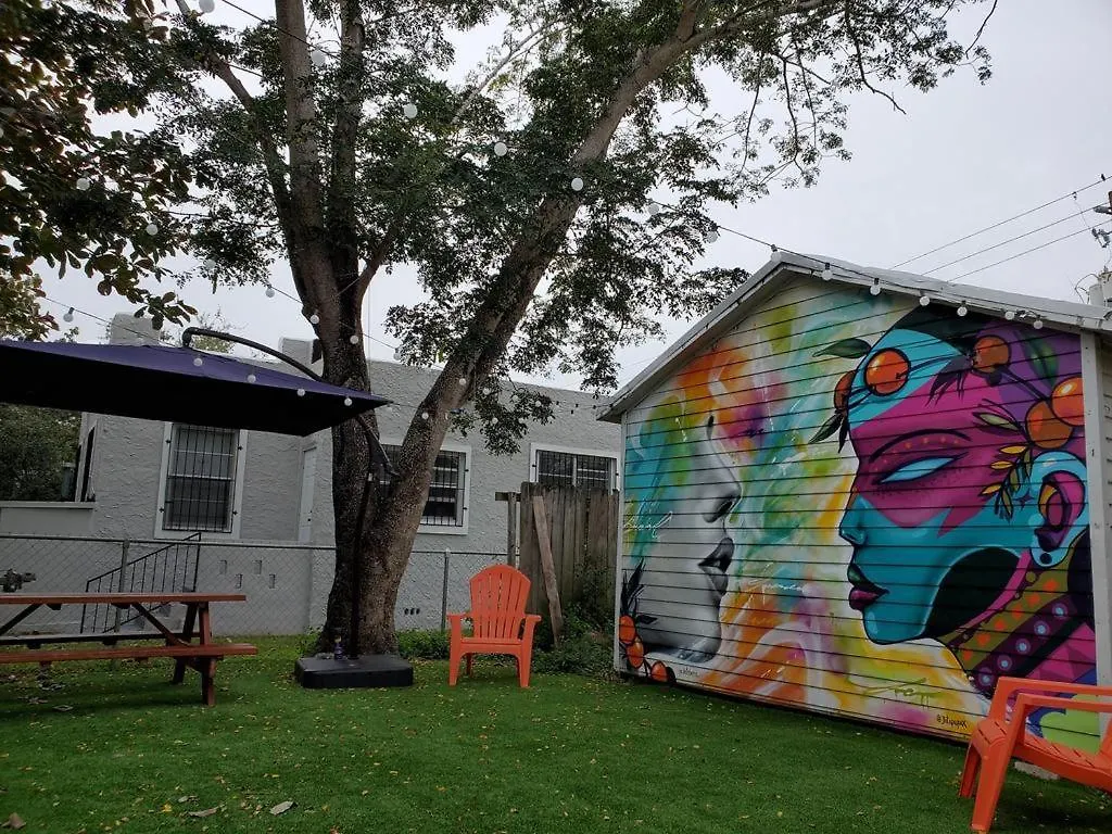 The Color House אכסניה *