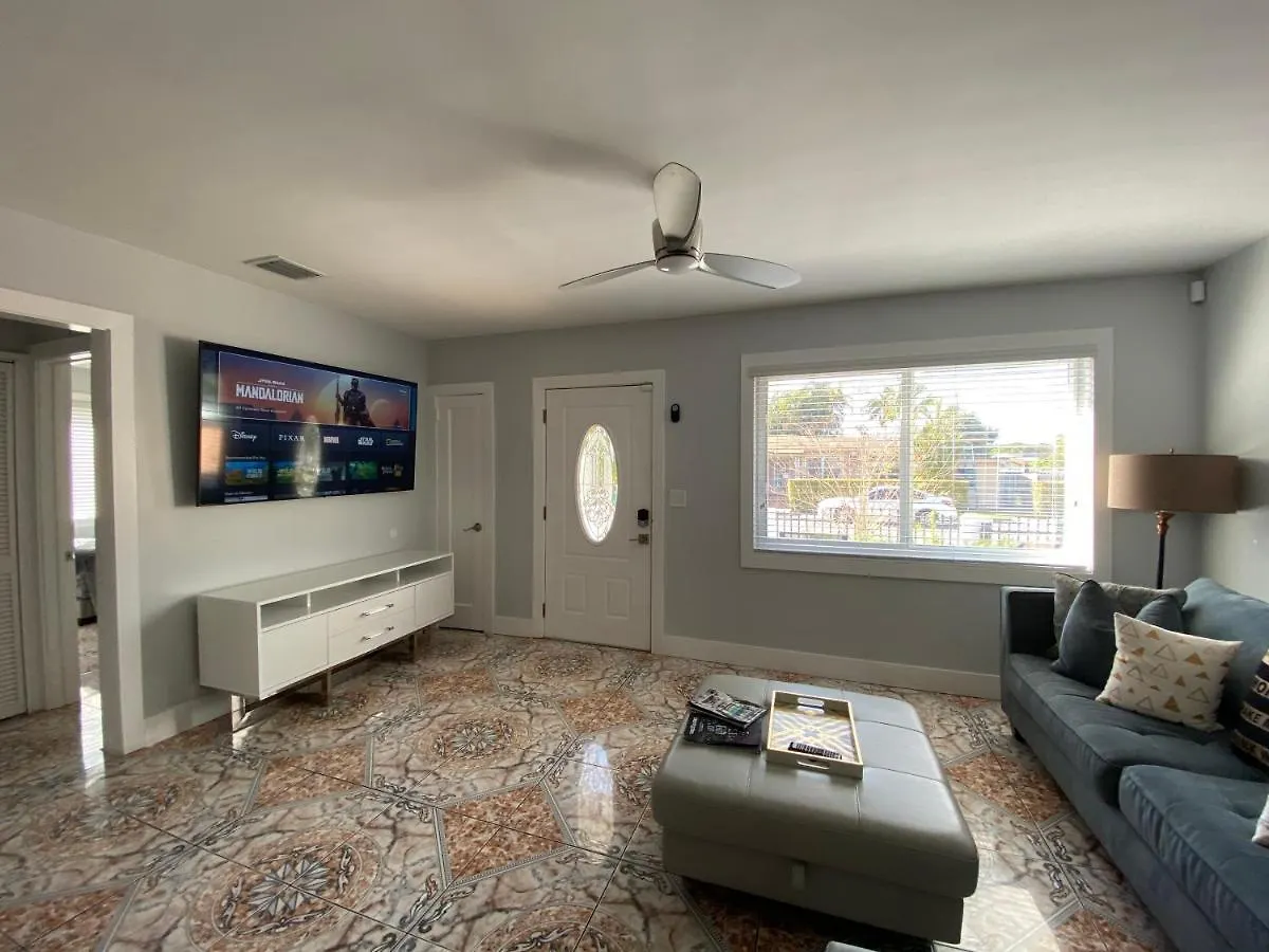 Main House 3 Bed 2 Bath & 1 Bed 1 Bath 度假居 *