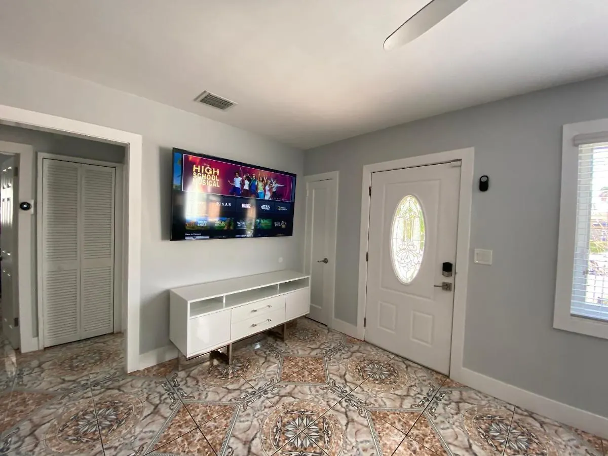 Main House 3 Bed 2 Bath & 1 Bed 1 Bath 迈阿密
