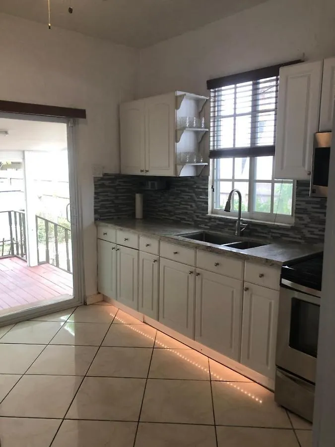 Private Next To Calle Ocho Homestay *