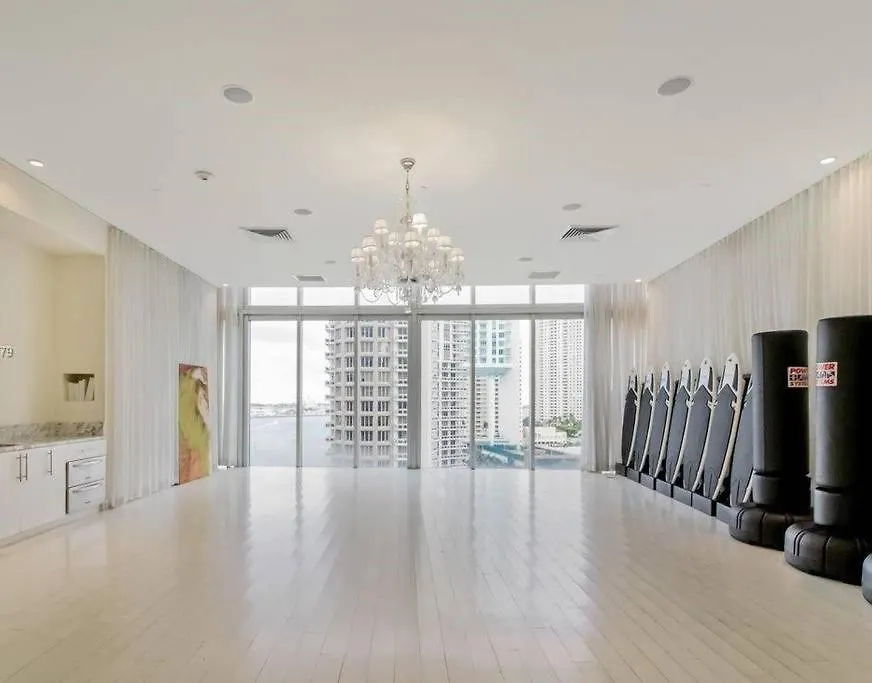 Waterfront Spacious Luxury 1 Bedroom Iconbrickell