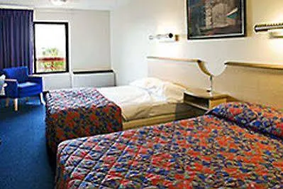 Red Roof Airport Hotell 2*