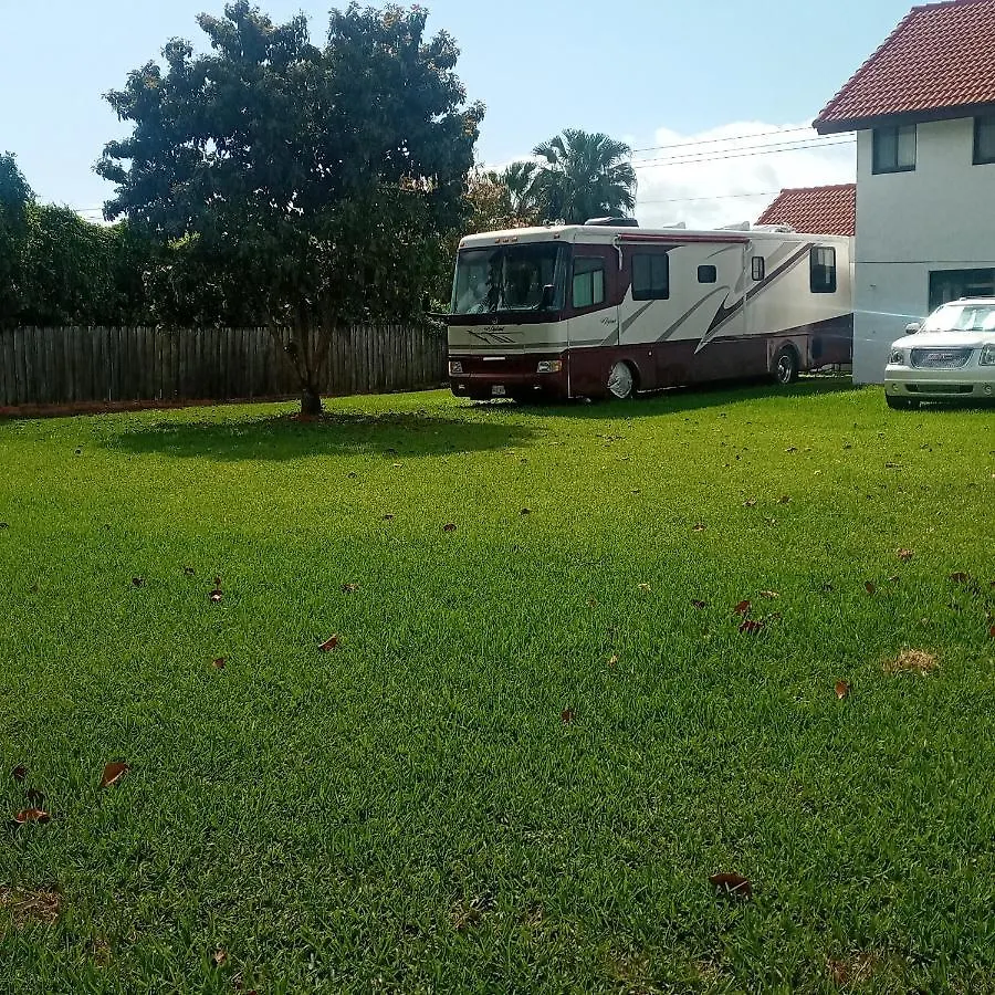 Remodeled And Comfortable Rv - Free Parking 캠프장 마이애미