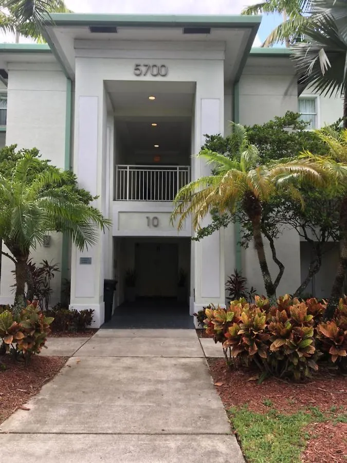 2-story 3 Bed 4 Bath At Provident At The Blue Miami 多拉
