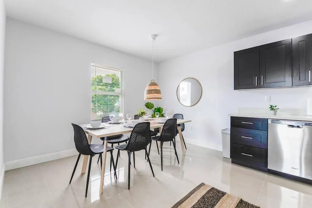 Dom wakacyjny Lovely 3 Bedrooms 2 Bathroom At Liberty City