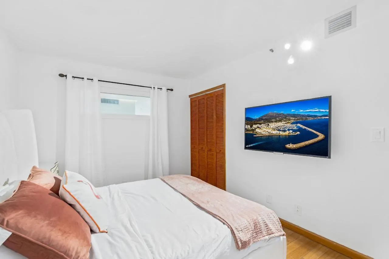 Apartment Stunning Balcony Views 4 Bedroom