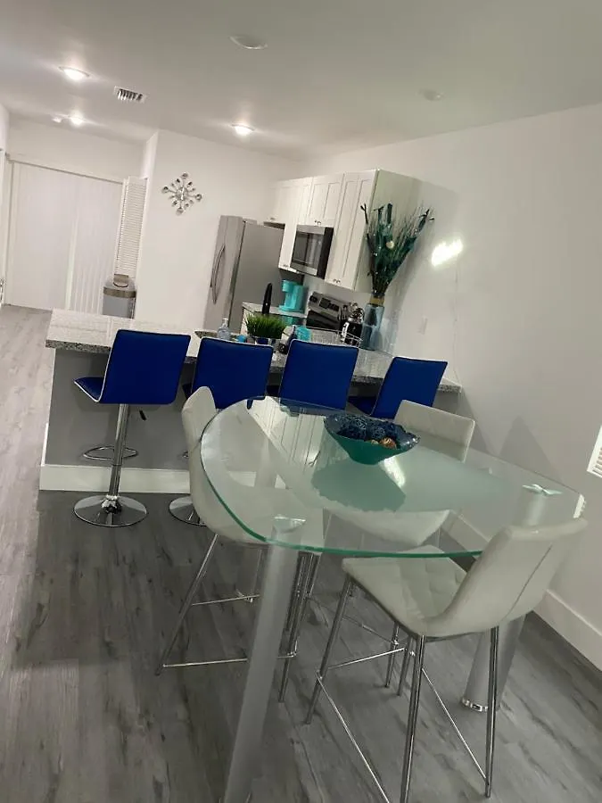 Luxurious Apt With Free Parking Mins Away From South Beach And Wynwood Apartment