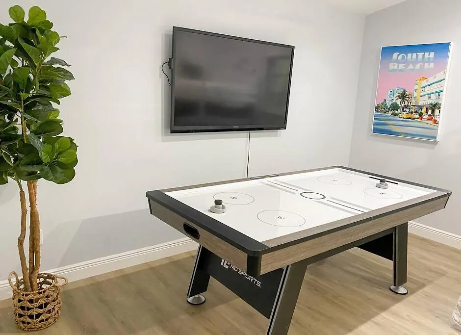 Villa 5br! Pool, Air Hockey, Playground, Gazebo, Bbq, Sleeps 16 *