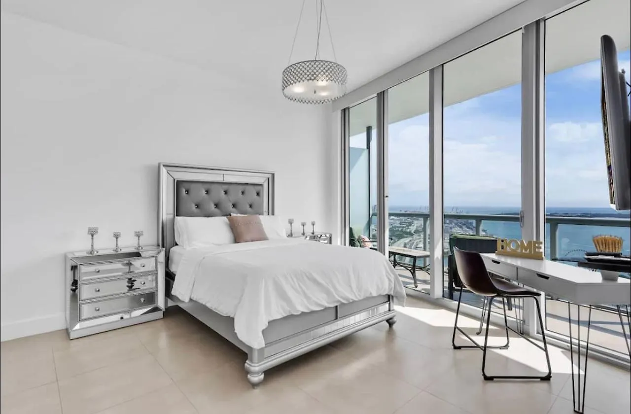 Highrise With The Best Location Apartment *