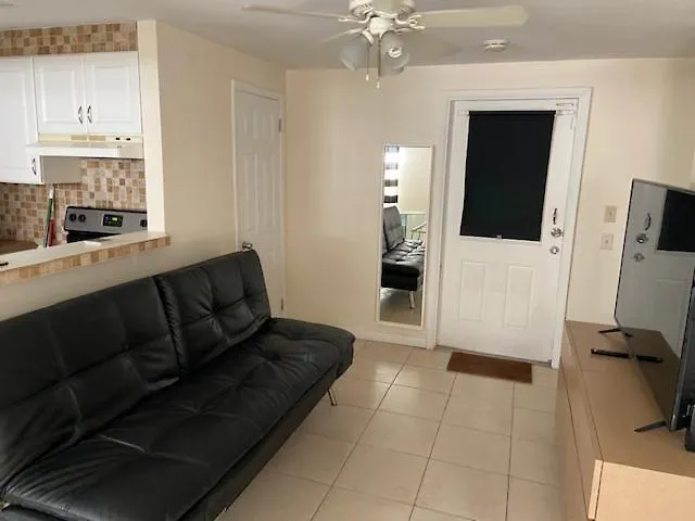 Private Close To Airport - Free Parking - 01 Homestay *