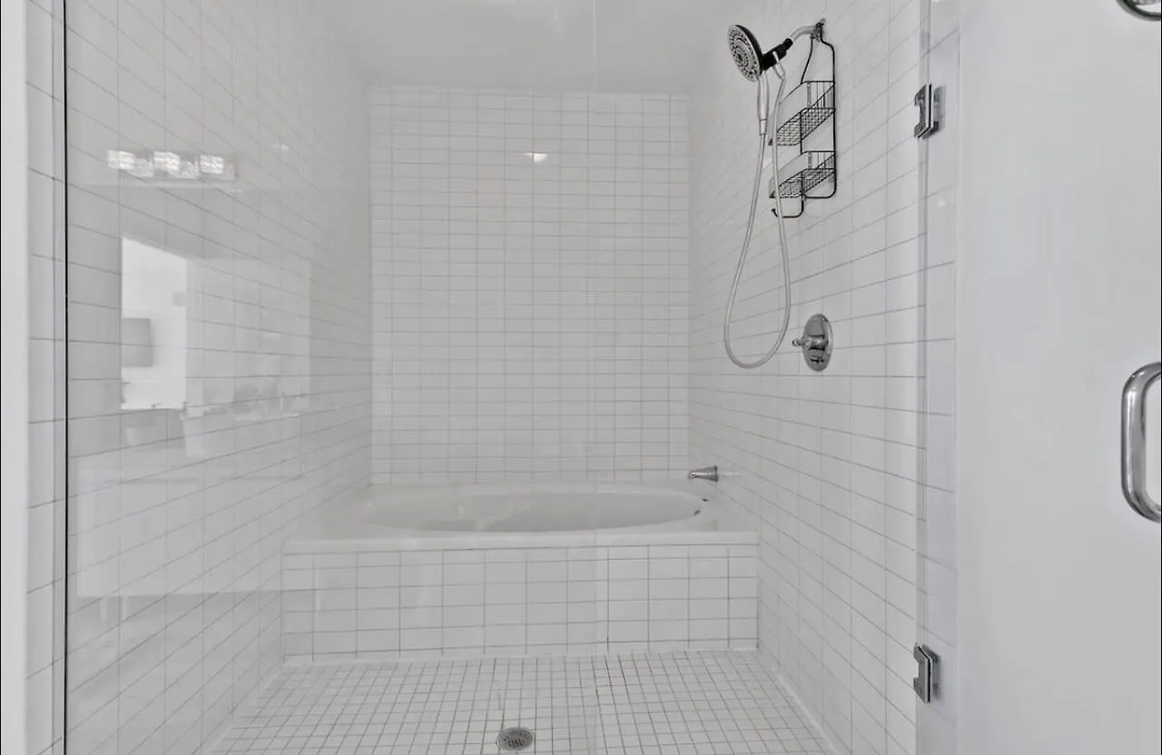 Highrise With The Best Location Apartment *