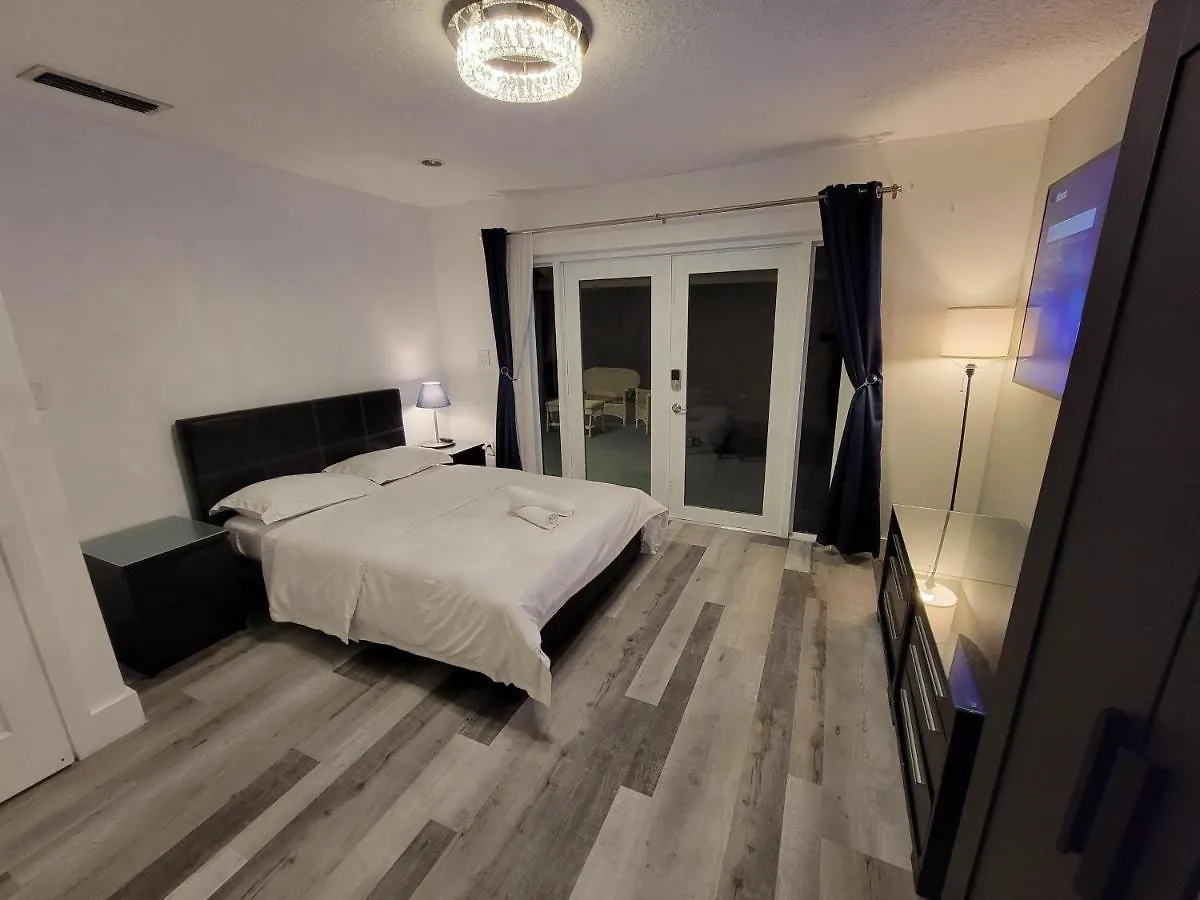 Prázdninový dům Cozy Mia Airport Pool