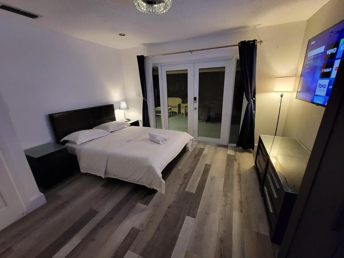 Prázdninový dům Cozy Mia Airport Pool