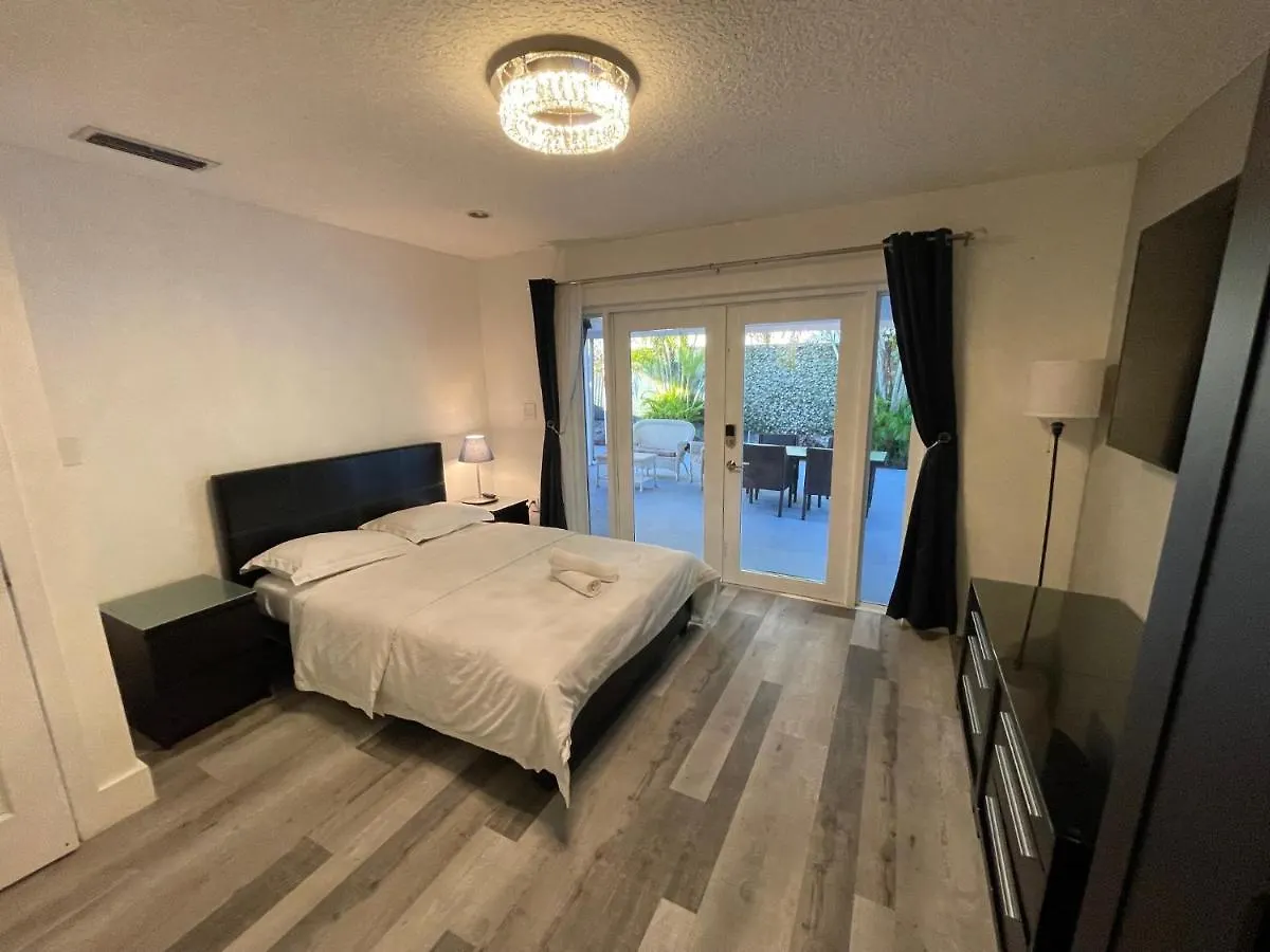 Cozy Mia Airport Pool Holiday home *