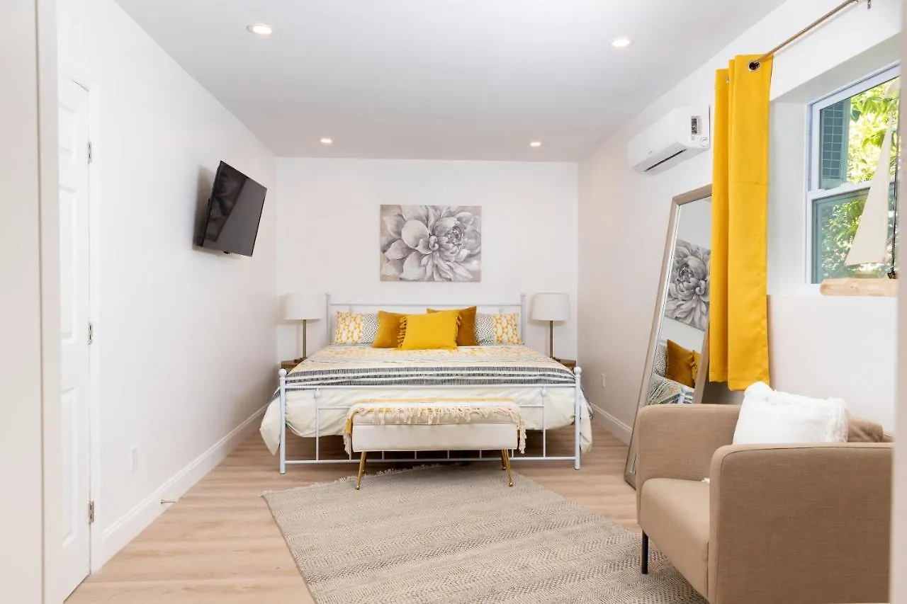 Beautiful Casita With King Bed And Private Patio Close To Calle 8, Mia Airport, Coral Gables Holiday home *