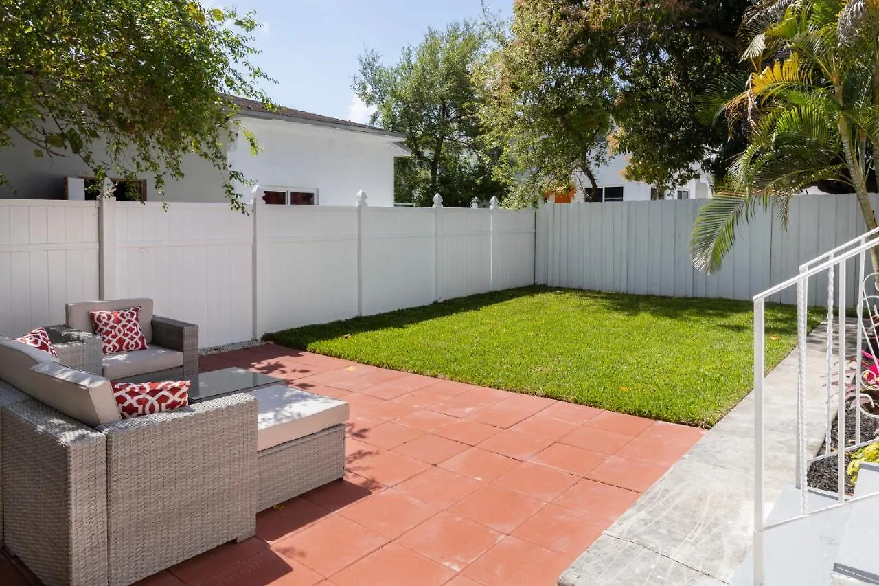 Beautiful Casita With King Bed And Private Patio Close To Calle 8, Mia Airport, Coral Gables Holiday home Miami