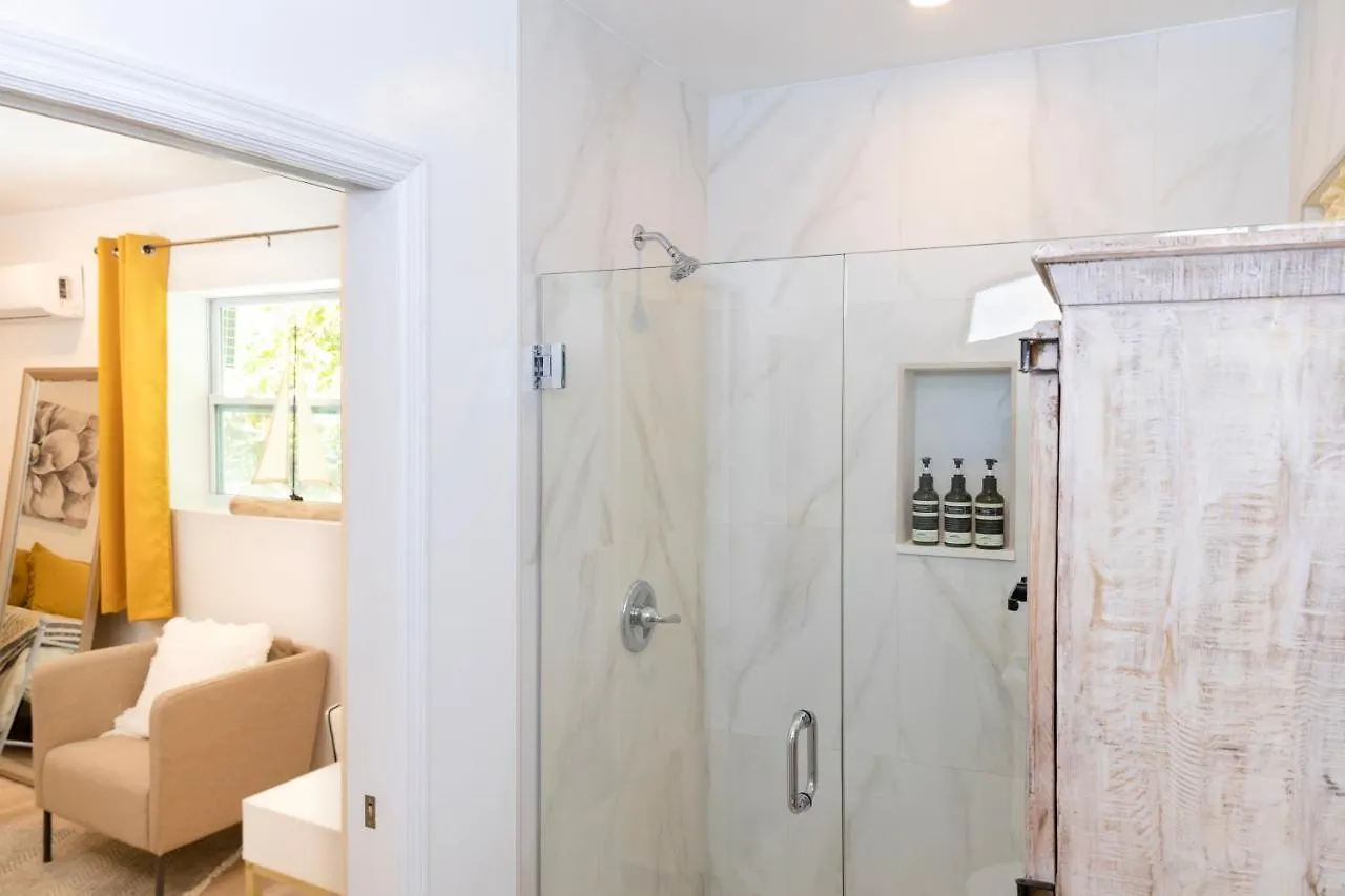 Beautiful Casita With King Bed And Private Patio Close To Calle 8, Mia Airport, Coral Gables Holiday home *