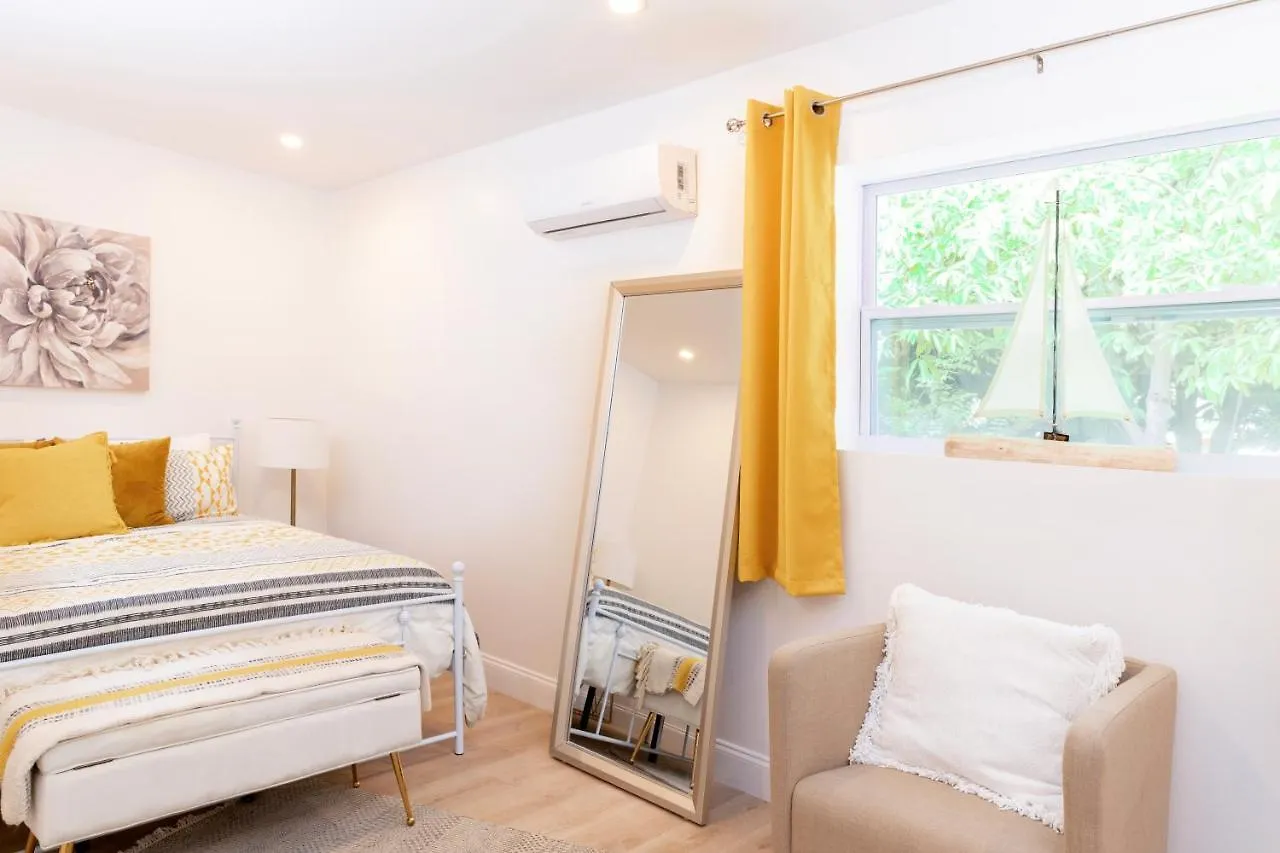 Beautiful Casita With King Bed And Private Patio Close To Calle 8, Mia Airport, Coral Gables *