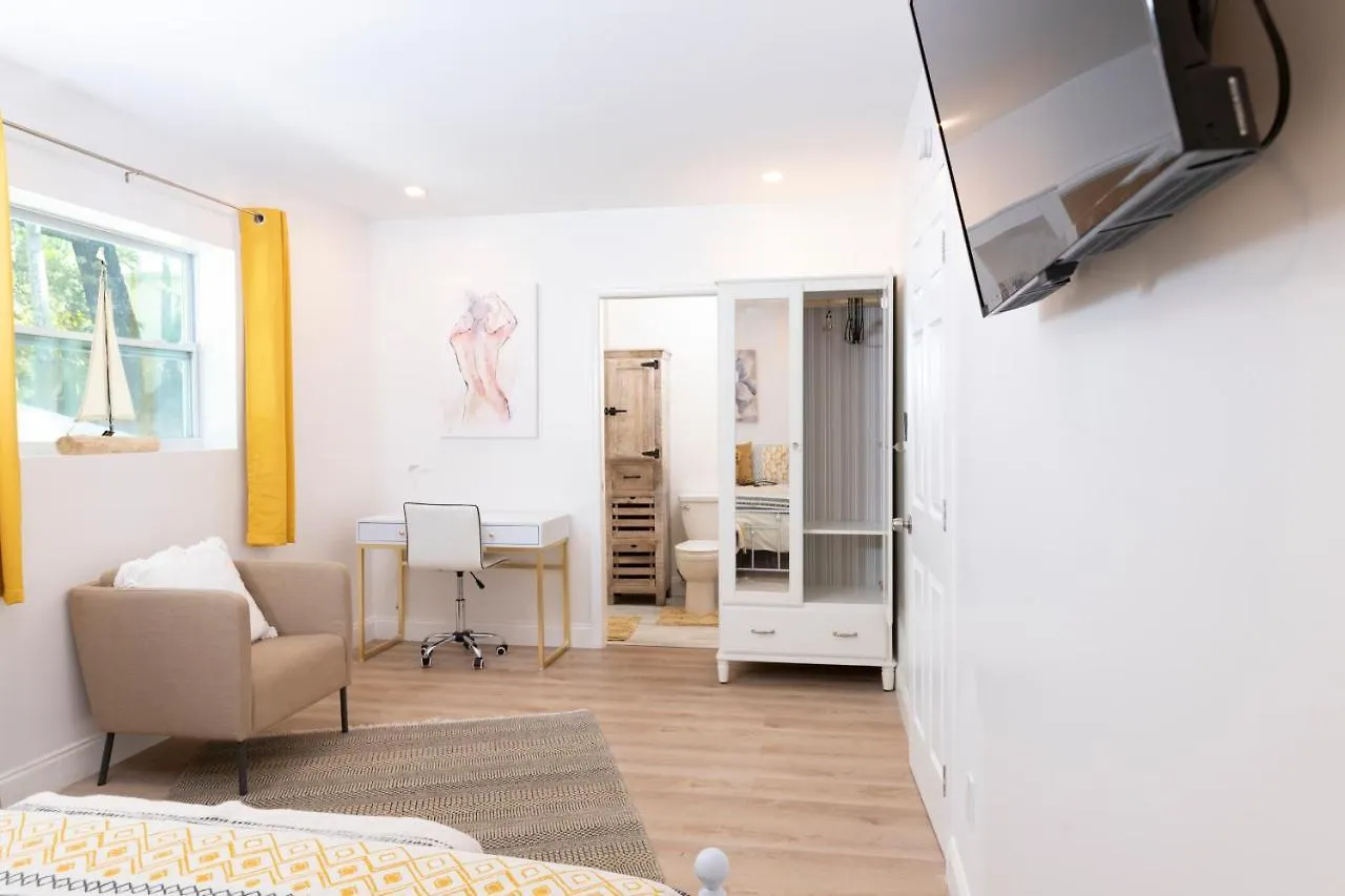 Beautiful Casita With King Bed And Private Patio Close To Calle 8, Mia Airport, Coral Gables * Miami