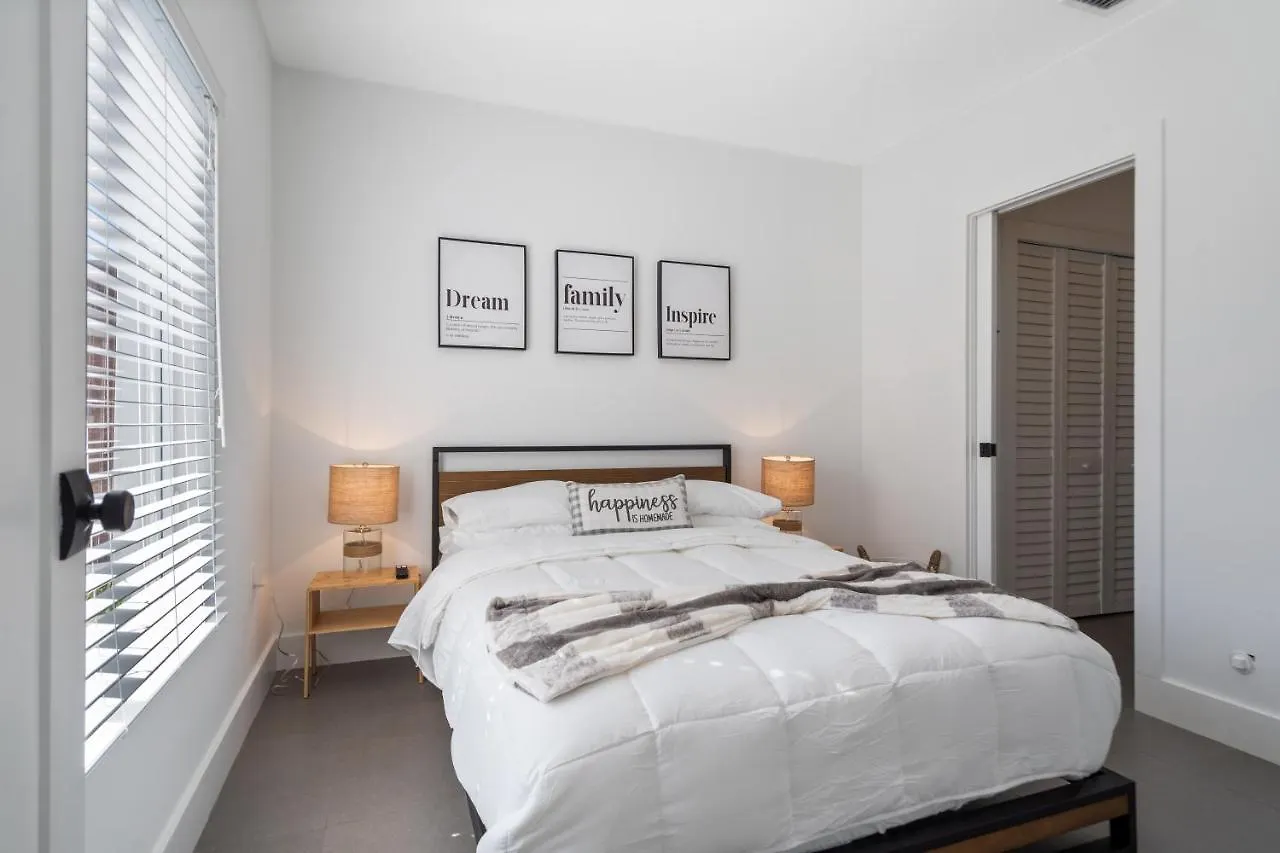 Villa Midtown Main House Guest House, Sleeps 12 Miami