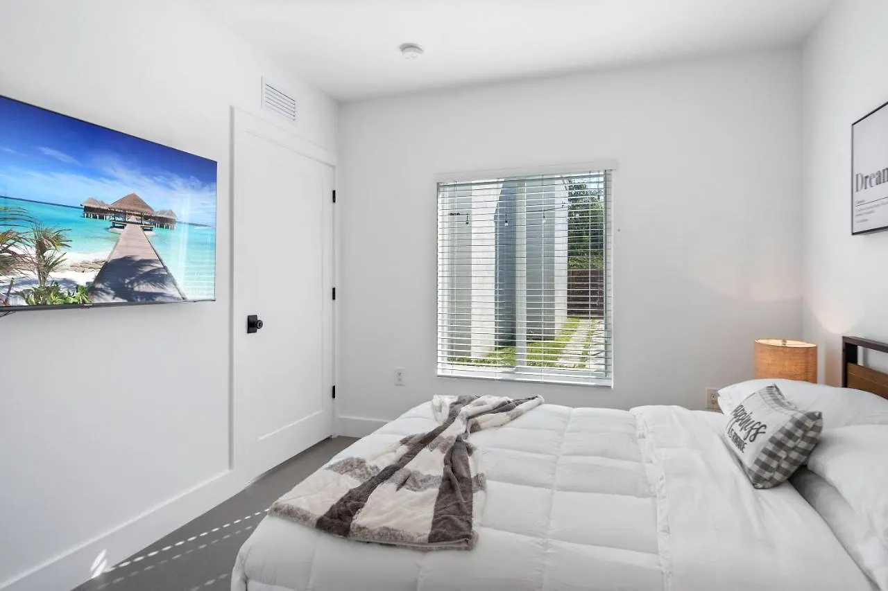 Midtown Main House Guest House, Sleeps 12 * Miami
