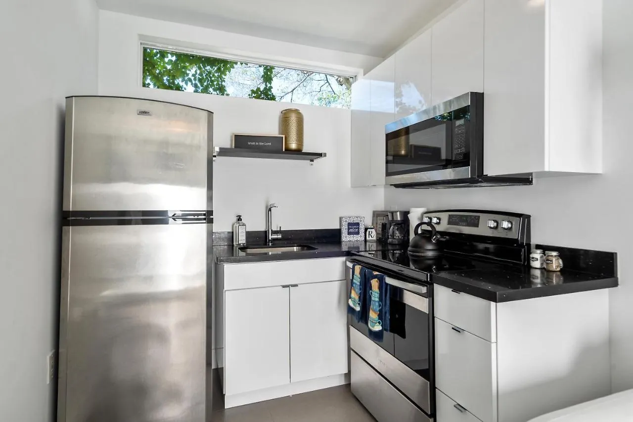 Midtown Main House Guest House, Sleeps 12 Villa Miami