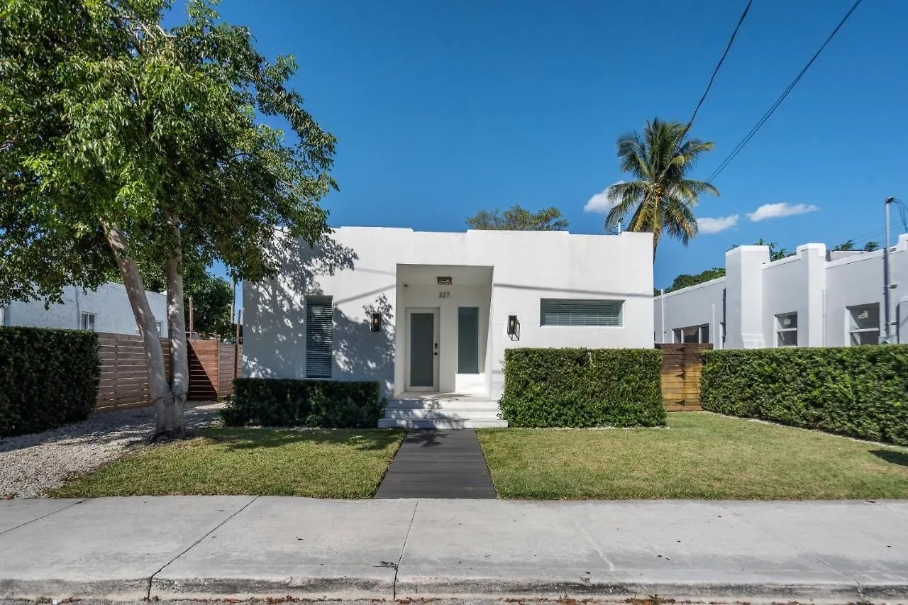 Villa Midtown Main House Guest House, Sleeps 12