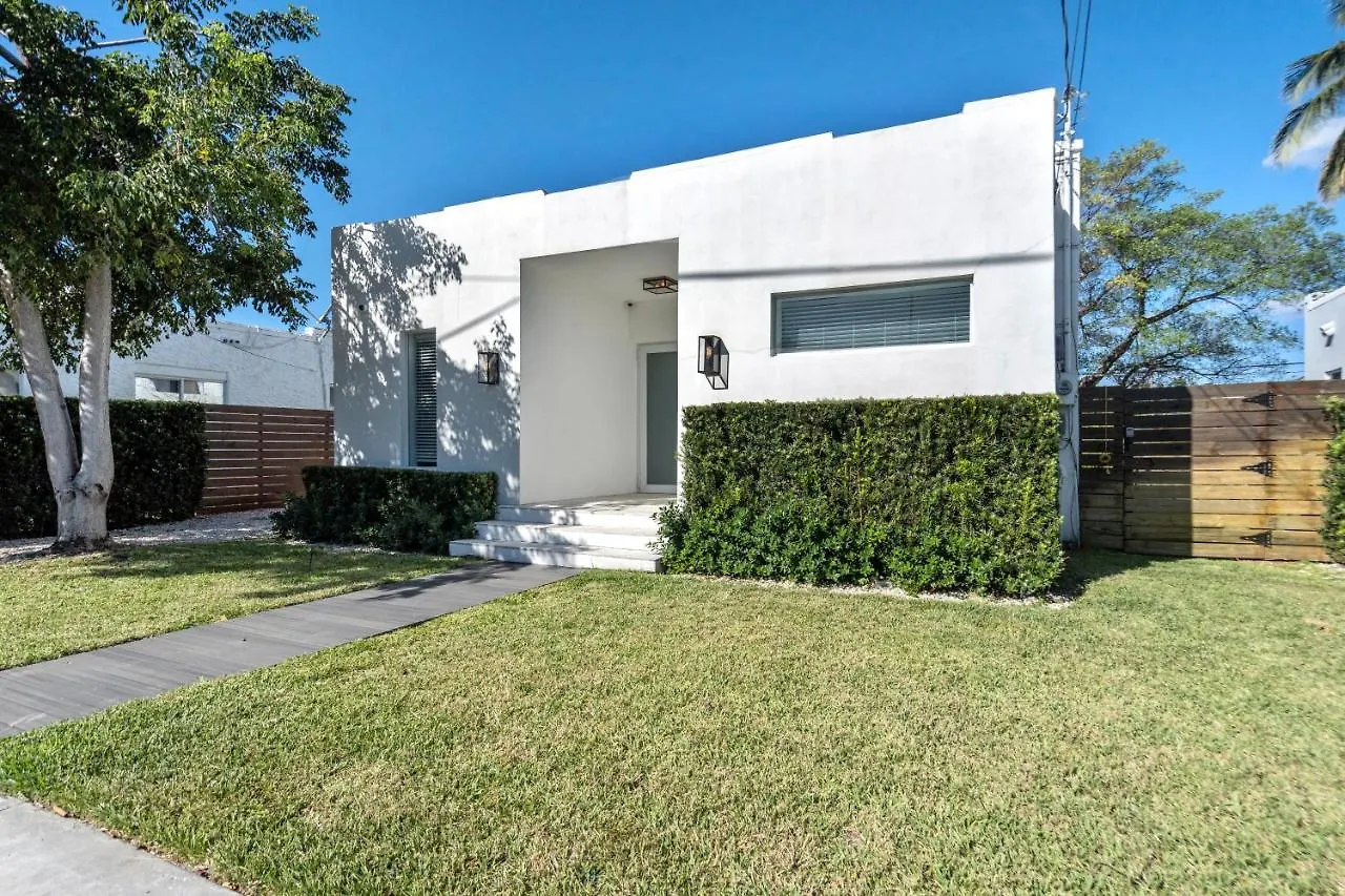 Midtown Main House Guest House, Sleeps 12 Villa