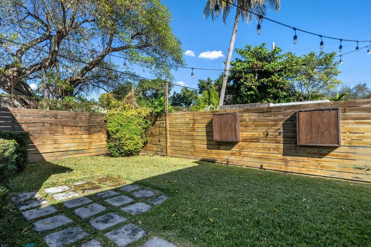 Villa Midtown Main House Guest House, Sleeps 12