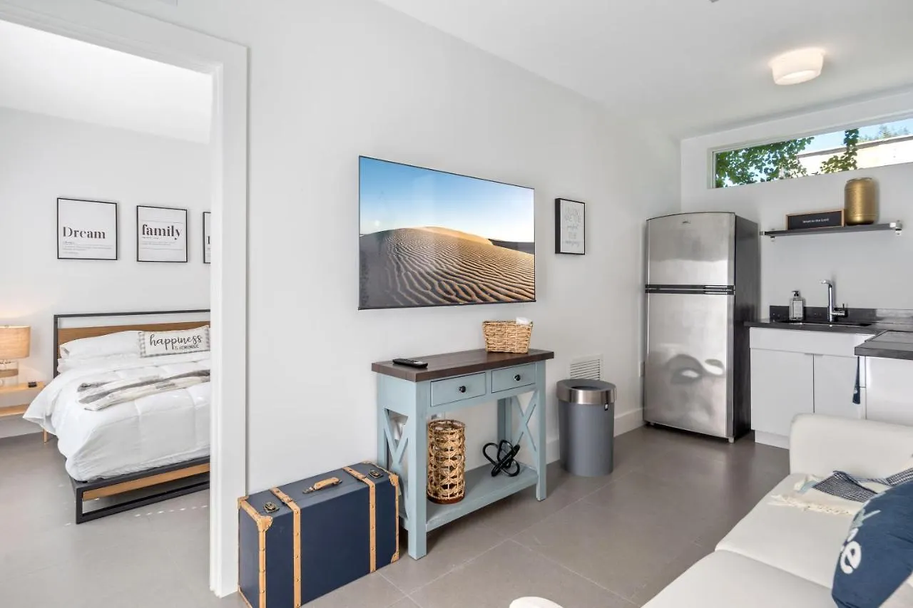 Midtown Main House Guest House, Sleeps 12 Villa