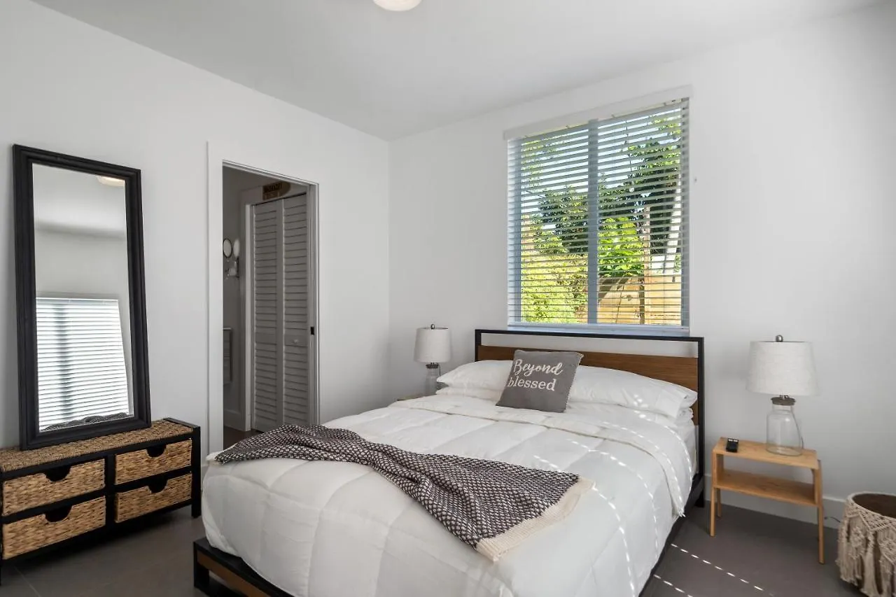 Villa Midtown Main House Guest House, Sleeps 12
