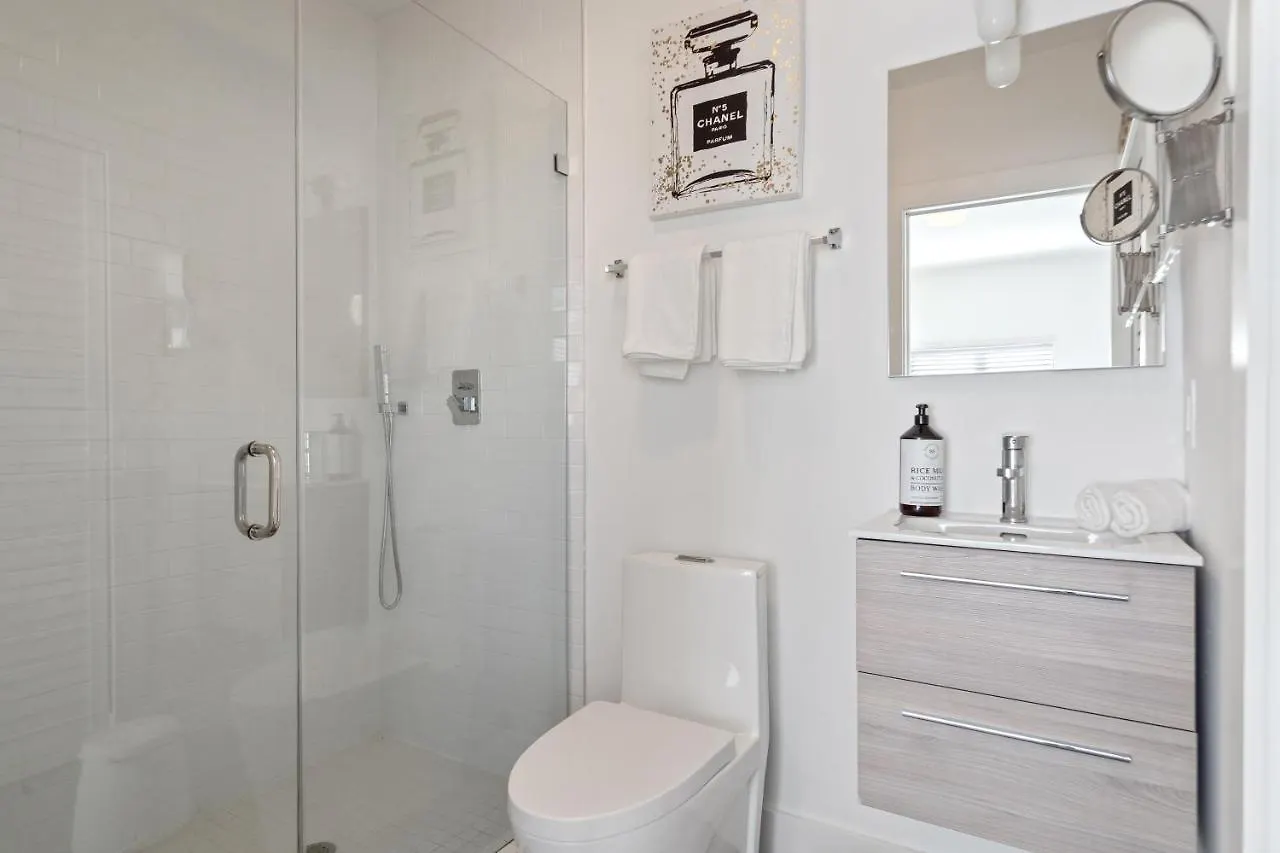Villa Midtown Main House Guest House, Sleeps 12
