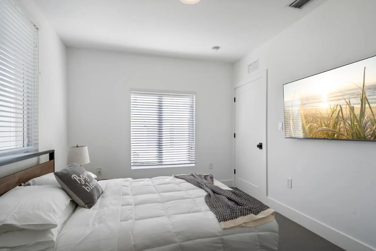 Villa Midtown Main House Guest House, Sleeps 12