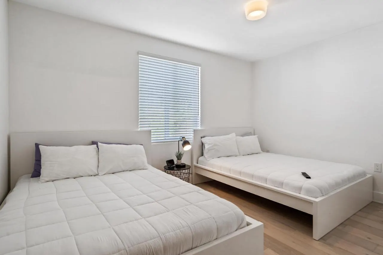 Villa Midtown Main House Guest House, Sleeps 12 Miami