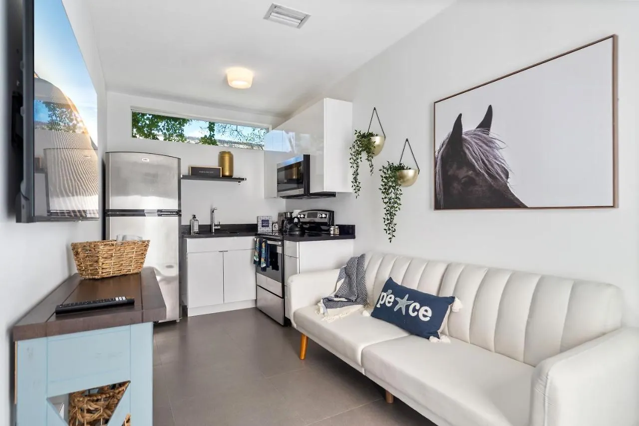 Midtown Main House Guest House, Sleeps 12 Villa